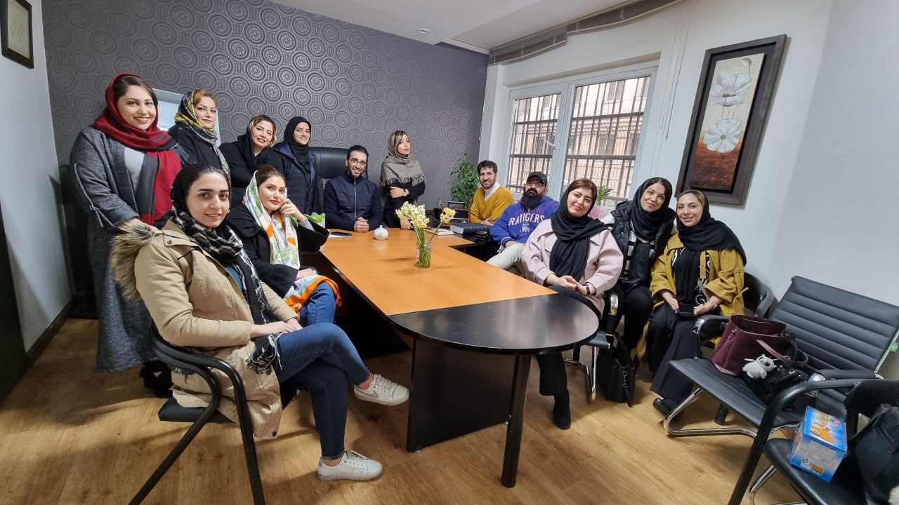 تمرین فن بیان در کلاس گویندگی و سخنرانی رویای صدا